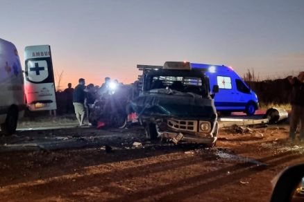 Carro bate em caminhonete e família morre em rodovia de MT