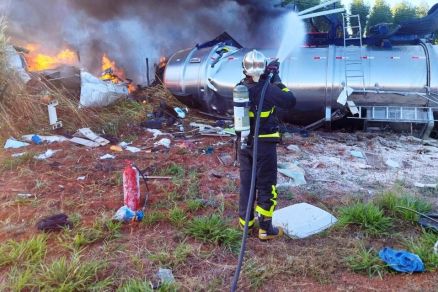 Dois caminhoneiros morrem em colisão entre carretas na MT-100
