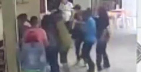 Homem é esfaqueado até a morte em bar durante briga – veja vídeo