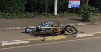 Motociclista perde controle em curva, bate em separadores da via e morre