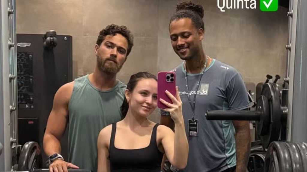 Larissa Manoela e André Luiz Frambach exibem sintonia durante treino na academia