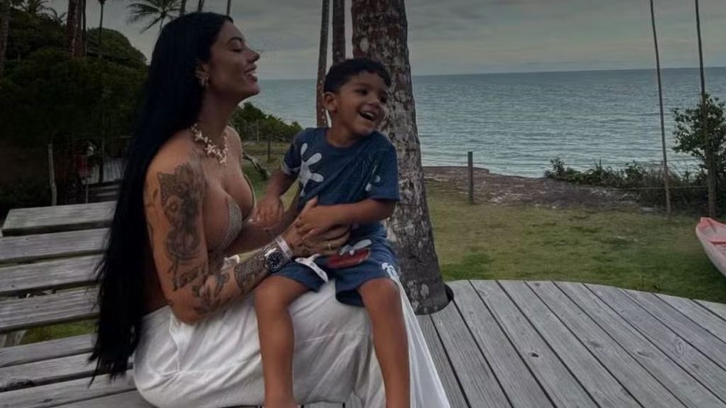 Namorada de Belo conquista guarda do filho após disputa judicial: ‘Me deu a guarda’