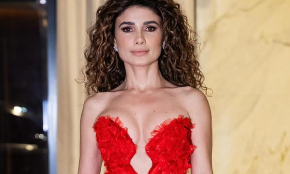 Paula Fernandes brilha com vestido justo e cintura incrível