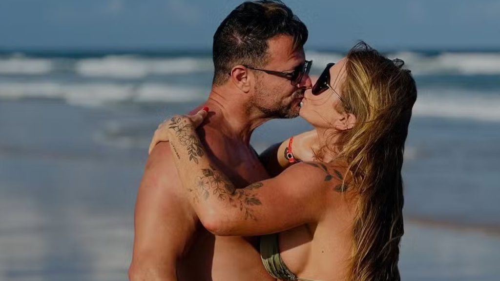 Mãe de Viih Tube esbanja boa forma ao posa de biquíni na praia: ‘Menina da praia’