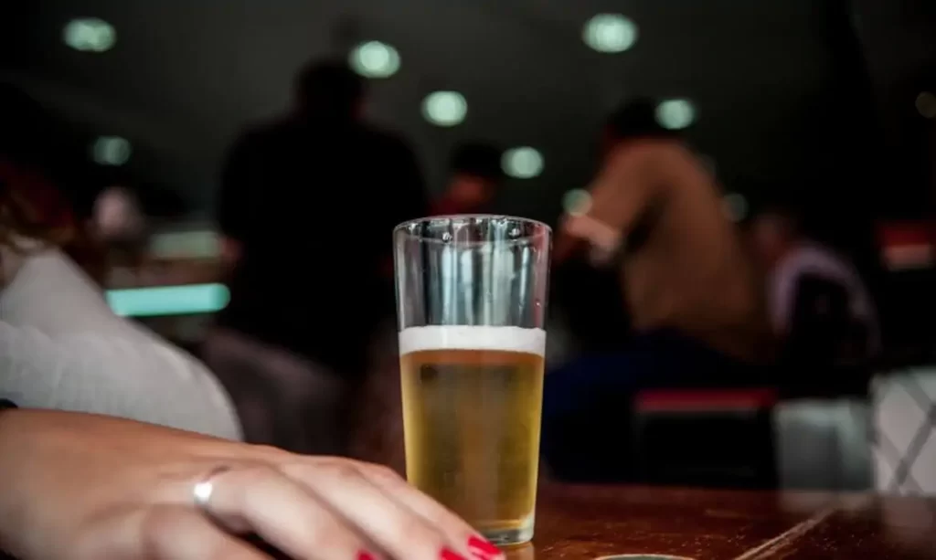 Senado aprova punição maior a quem fornece drogas ou álcool a menores