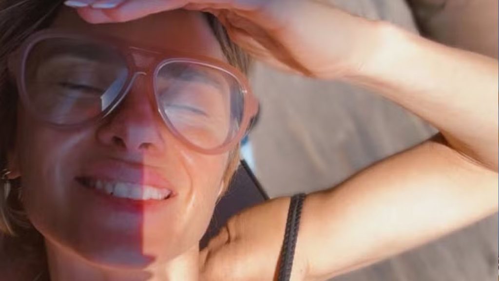 Carolina Dieckmann renova bronzeado e faz brincadeira com fala de ‘Vale Tudo’: ‘Lastro’