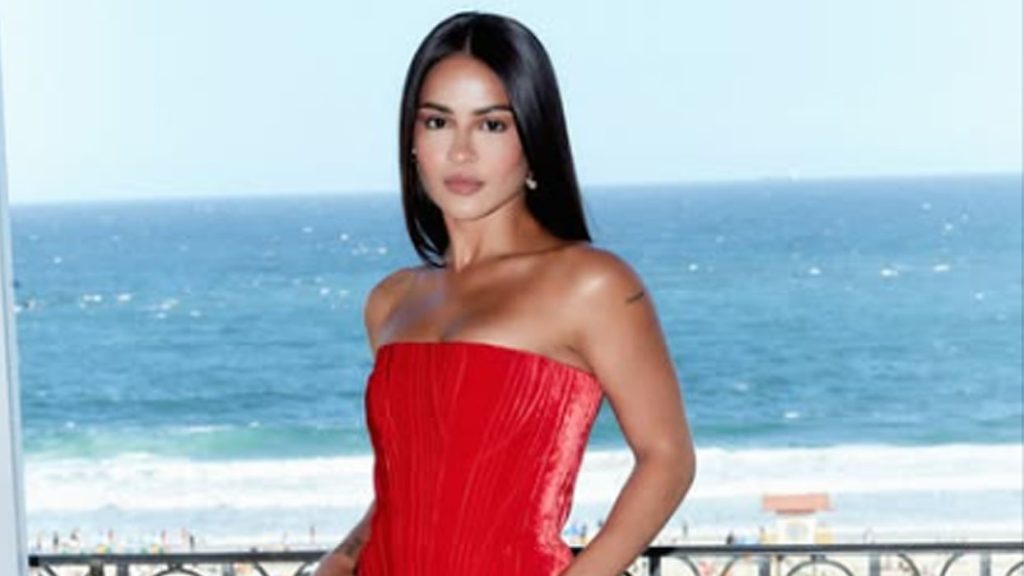 Giullia Buscacio usa look deslumbrante em première de Os Donos do Jogo: ‘PERFEIÇÃO’