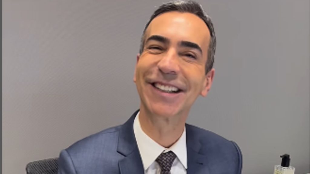 Cesar Tralli celebra primeiro dia no comando do Jornal Nacional: ‘Meu cantinho’