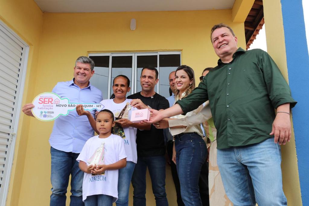 Famílias de Novo São Joaquim recebem chaves da casa própria; “Estado faz diferença na vida de quem mais precisa”, afirma beneficiada