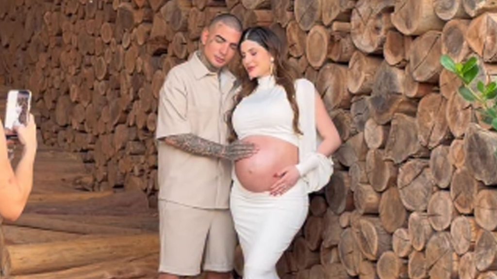 MC Guimê e noiva fazem ensaio às vésperas do nascimento do bebê: ‘Só um spoiler’