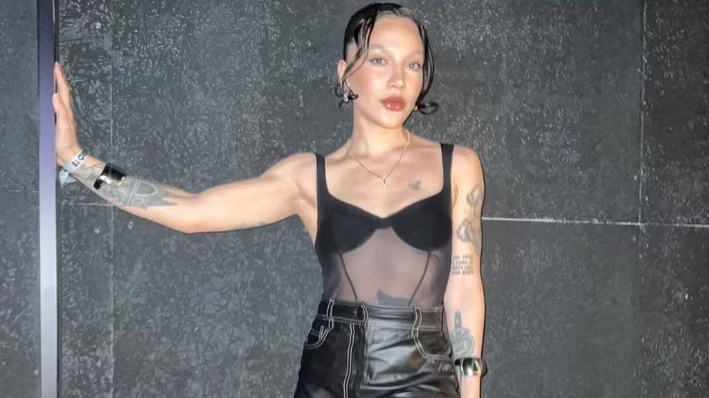 Priscilla aposta em look all black e recebe elogio de Ivete Sangalo: ‘Pareeee!, te amo’